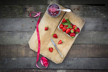 Glas hausgemachte Erdbeermarmelade, Schleife und Schachtel mit Erdbeeren - LVF003547