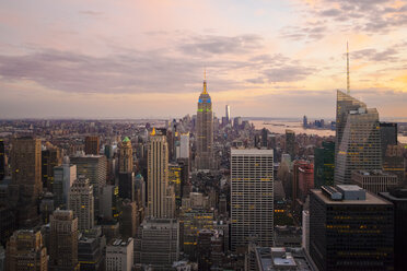 USA, New York State, New York City, Manhattan, Skyline bei Sonnenuntergang - GIOF000009