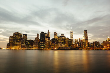 USA, New York State, New York City, Manhattan, Skyline und Hudson River am Abend - GIOF000010