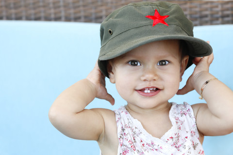 Baby Mädchen mit vietnamesischer Baseballmütze, lizenzfreies Stockfoto