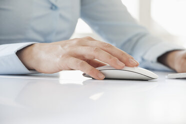 Close-up of woman's hand using computer mouse - RBF002910