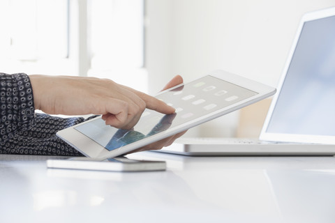 Nahaufnahme der Hände einer Frau, die ein digitales Tablet benutzt, lizenzfreies Stockfoto