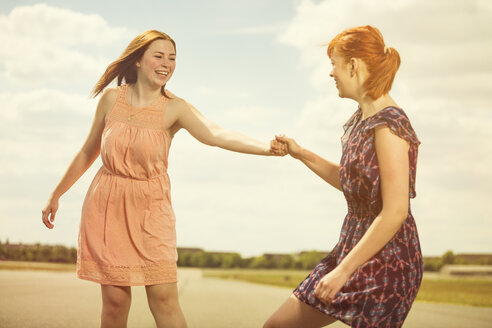 Zwei junge Frauen haben Spaß zusammen - TAM000155