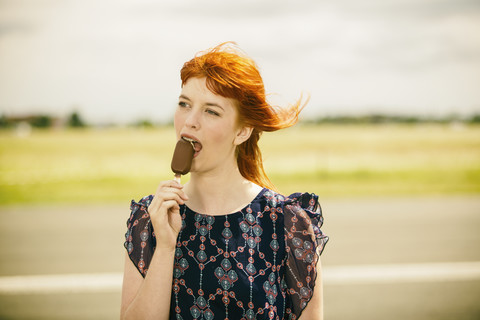 Porträt einer jungen Frau mit Eislutscher, lizenzfreies Stockfoto