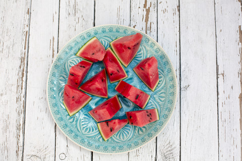 Geschnittene Wassermelone auf blauem Teller, lizenzfreies Stockfoto