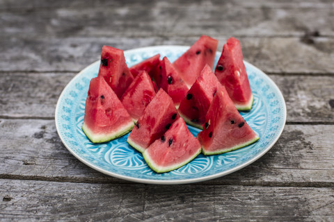 Geschnittene Wassermelone auf blauem Teller, lizenzfreies Stockfoto