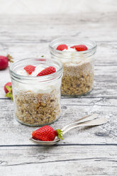 Granola, gepoppter Amarant, Erdbeeren und Joghurt im Glas - LVF003571