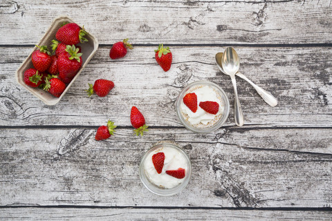 Granola, gepoppter Amarant, Erdbeeren und Joghurt im Glas, lizenzfreies Stockfoto