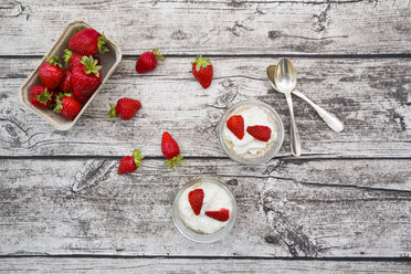 Granola, popped amarant, strawberries and yogurt in glasses - LVF003572