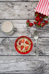 Granola, popped amarant and strawberries in bowl - LVF003577