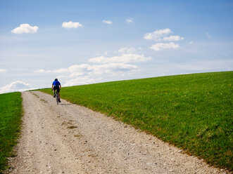 Deutschland, Schwarzwald, Mann fährt Fahrrad auf einem Wanderweg - KRPF001476