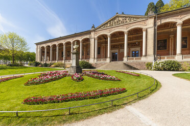 Deutschland, Baden-Württemberg, Baden-Baden, Trinkhalle im Park - WDF003152