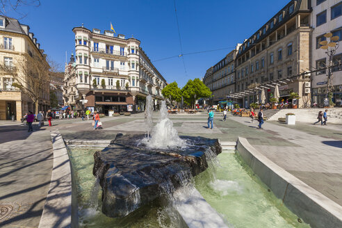 Deutschland, Baden-Württemberg, Baden-Baden, Leopoldplatz, Springbrunnen und Fußgängerzone - WDF003153