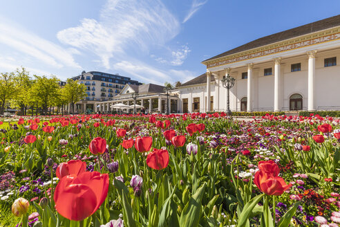 Deutschland, Baden-Württemberg, Baden-Baden, Kurhaus, Tulpenbeet - WDF003155