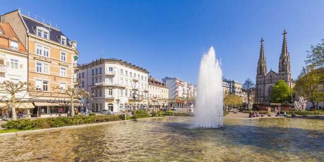 Deutschland, Baden-Württemberg, Baden-Baden, Augustaplatz, Pfarrkirche und Springbrunnen - WDF003156