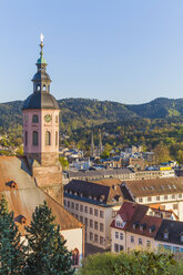 Deutschland, Baden-Württemberg, Baden-Baden, Stadtbild mit Stiftskirche - WDF003159