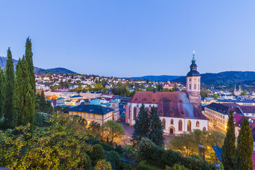 Deutschland, Baden-Württemberg, Baden-Baden, Stadtbild mit Stiftskirche am Abend - WDF003160