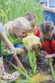 Deutschland, Kinder sammeln Würmer in der Natur - MJF001531