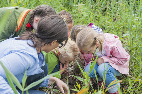 Deutschland, Kinder sammeln Würmer in der Natur - MJF001532
