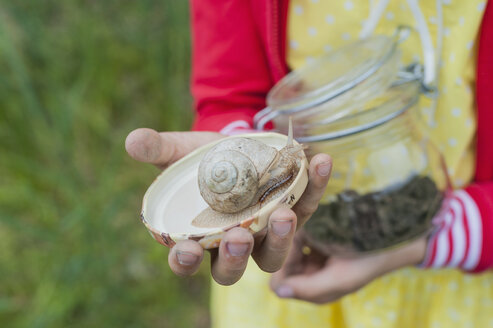 Deutschland, Mädchen mit Schnecke auf dem Cover - MJF001534