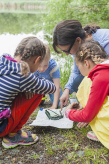Deutschland, Kinder lernen den Umgang mit Kompass und Karte - MJF001550