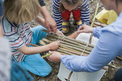 Deutschland, Kinder lernen, wie man ein Holzfloß baut - MJF001572