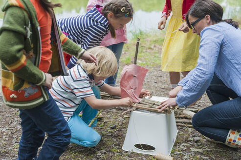 Deutschland, Kinder lernen, wie man ein Holzfloß baut - MJF001564