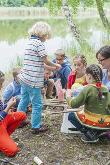 Deutschland, Kinder lernen, wie man ein Holzfloß baut - MJF001574