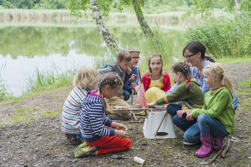 Deutschland, Kinder lernen, wie man ein Holzfloß baut - MJF001565