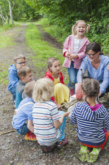 Deutschland, Kinder lernen, wie man ein Holzfloß baut - MJF001575