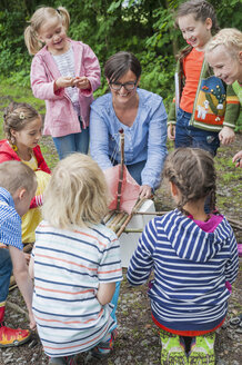 Deutschland, Kinder lernen, wie man ein Holzfloß baut - MJF001566