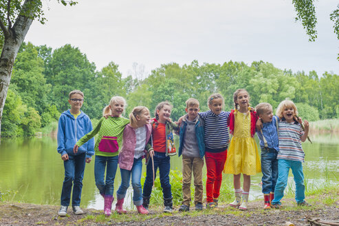 Deutschland, Fröhliche Kinder lächeln auf der Kanera - MJF001576