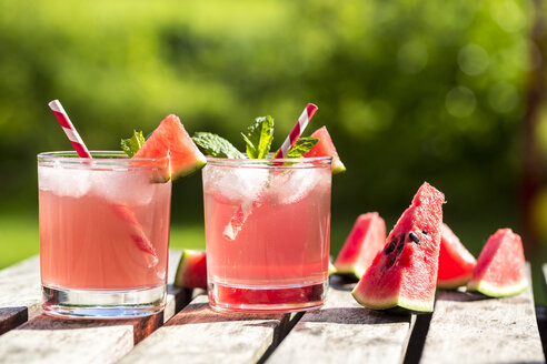 Wassermelonen-Hugo, Mojito in Gläsern mit Trinkhalm - SARF001988