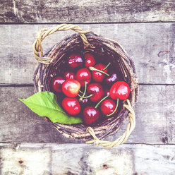 Cherries in basket - LVF003578