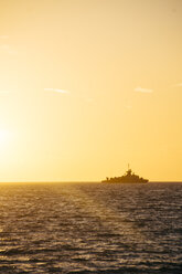 Griechenland, Silhouette eines Kriegsschiffs am Horizont, gesehen von Paros bei Sonnenuntergang - CHPF000151