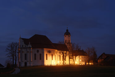 Deutschland, Steingaden, Blick auf die beleuchtete Wallfahrtskirche des Gegeißelten Erlösers - LB001133