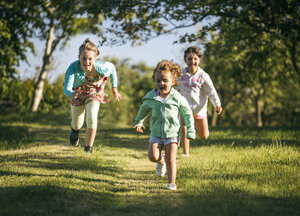 Drei laufende Mädchen auf einer Wiese - MGOF000297