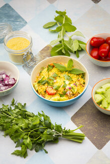 Schüssel mit zubereitetem Couscous-Salat und Zutaten - LVF003591