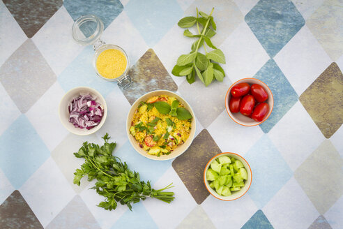 Schüssel mit zubereitetem Couscous-Salat und Zutaten - LVF003592