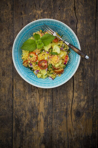 Schüssel mit Couscous-Salat auf Holz - LVF003599