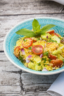 Schüssel mit Couscous-Salat auf Holz - LVF003600