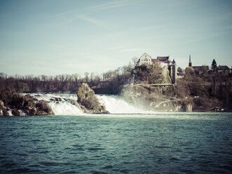 Schweiz, Schaffhausen, Rheinfall mit Schloss Laufen - KRPF001490