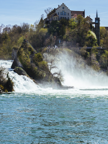 Schweiz, Schaffhausen, Rheinfall mit Schloss Laufen, lizenzfreies Stockfoto