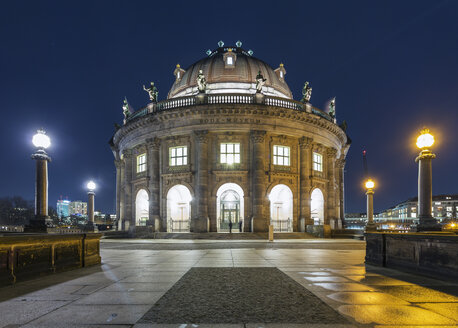 Deutschland, Berlin, Blick auf das beleuchtete Bode-Museum auf der Museumsinsel - TAM000261