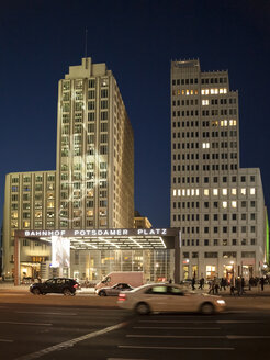 Deutschland, Berlin, Blick auf das beleuchtete Ritz Carlton Hotel und das Beisheim Center am Potsdamer Platz - TAMF000262