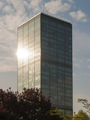 Deutschland, Berlin, Blick auf einen Büroturm in Treptow - TAM000264