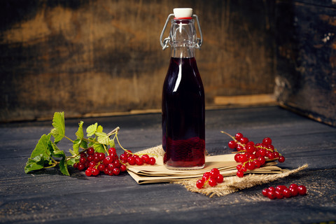 Bügelverschlussflasche mit rotem Johannisbeersaft, lizenzfreies Stockfoto