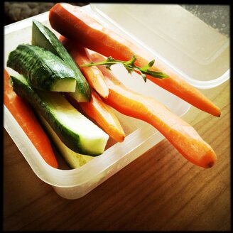 Raw carrots, cucumber and rocket leave in plastic box - SRSF000588