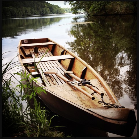 Leeres Boot im Naturschutzgebiet bei Passau, Deutschland, lizenzfreies Stockfoto