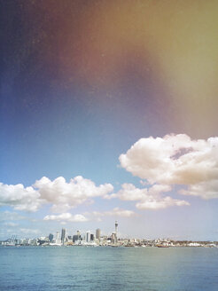 Neuseeland, Auckland, Skyline mit Häfen von Auckland - GWF004179